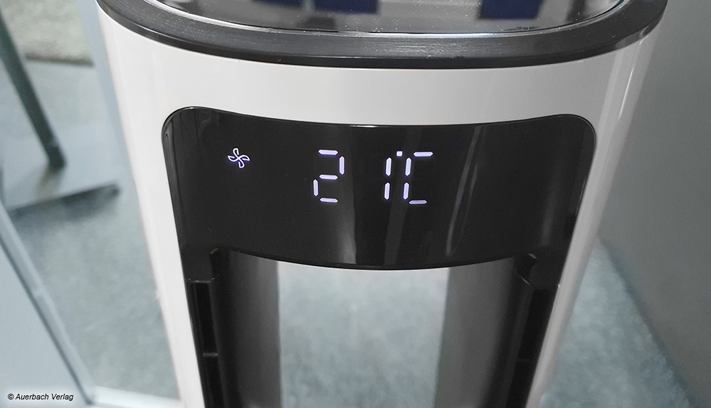 Auch praktisch: Eine eingebaute Temperaturanzeige informiert über die aktuelle Lufttemperatur im Raum. So hat man das Raumklima immer im Blick 
