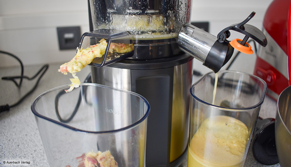 Für den Trester (links) und den Saft (rechts) nutzen alle Slowjuicer – wie hier das Gerät von Lebenlang – jeweils eigene Behälter