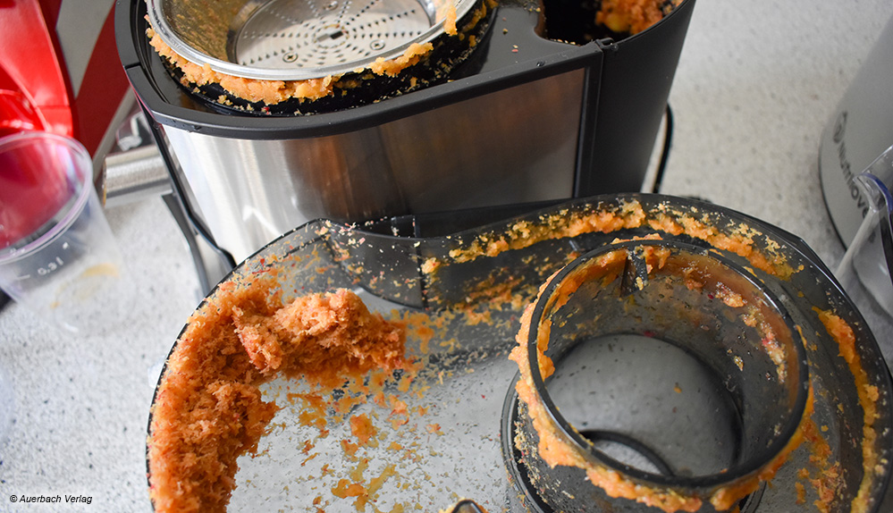 Der Zentrifugalentsafter von Eta hinterlässt vor allem bei Karotten jede Menge Rückstände, die sich aber mit klarem Wasser ganz leicht entfernen lassen 
