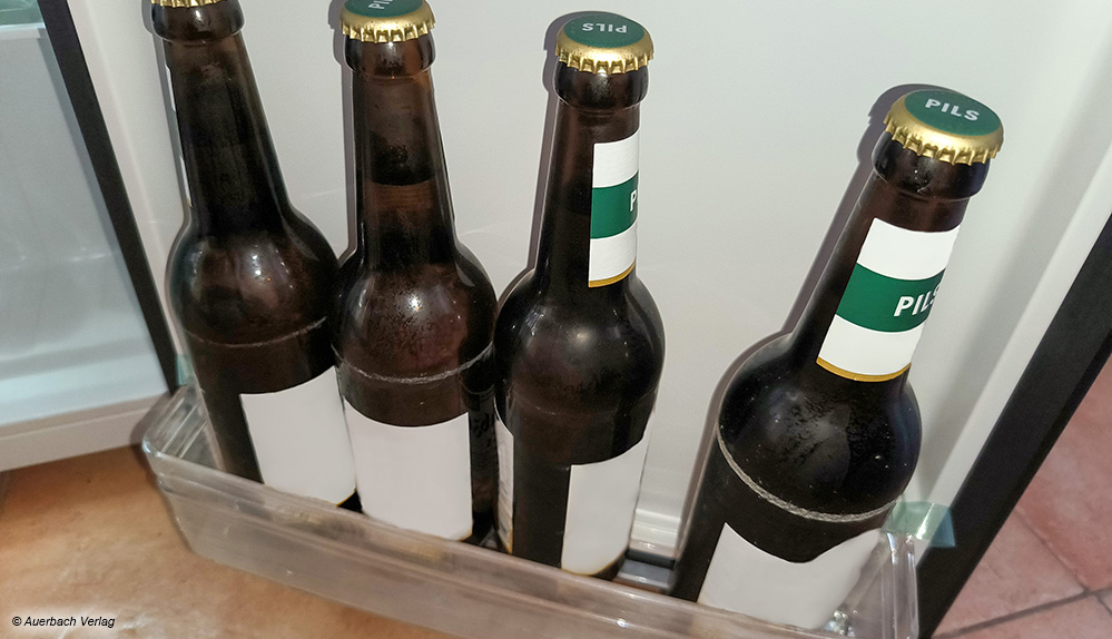 Der größte Minikühlschrank im Test kann vier Flaschen Bier in der Türablage aufnehmen. Allerdings sollte man den Schrank nicht zu schnell öffnen