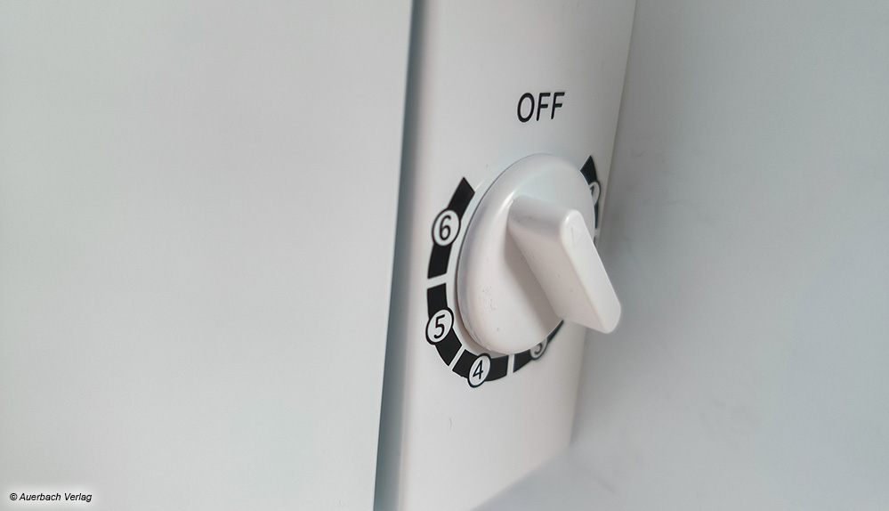  Besser gelöst: Bei den anderen Kühlschränken sitzt der Temperaturregler direkt im Inneren und kann normal mit der Hand gedreht werden