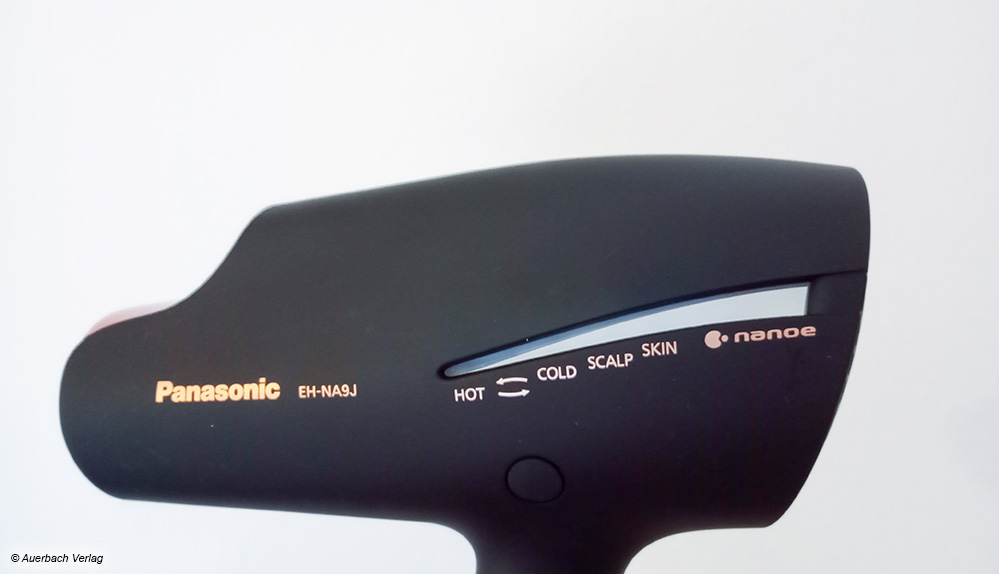 Unkonventionell mutet das Design von Panasonic an, hier sind Display und Taste an der Seite angebracht, aber einfach zu bedienen