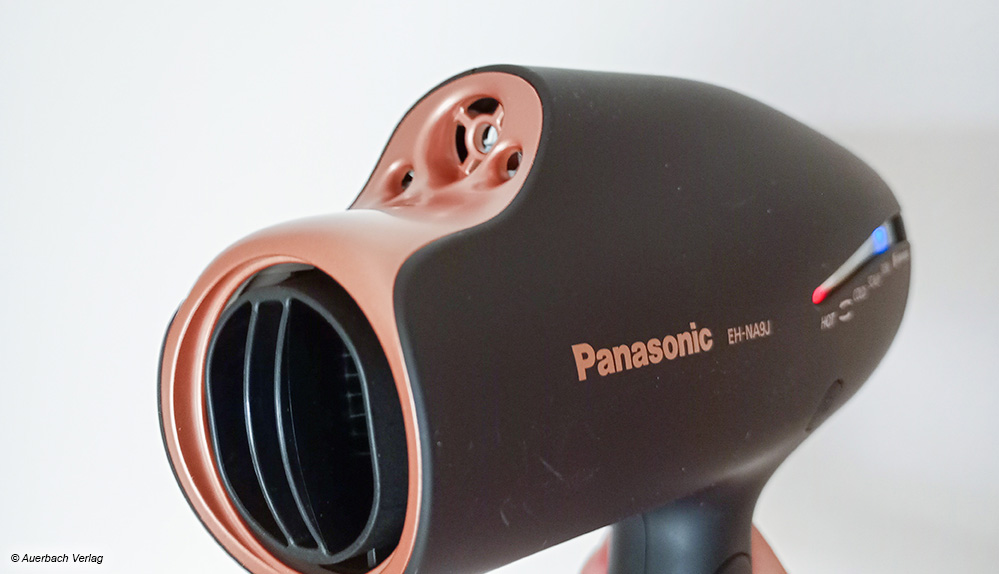  Panasonic bietet vier Öffnungen, unten für Luft, oben für Ionen, die entweder Nano-Wasserpartikel oder Mineralien transportieren 
