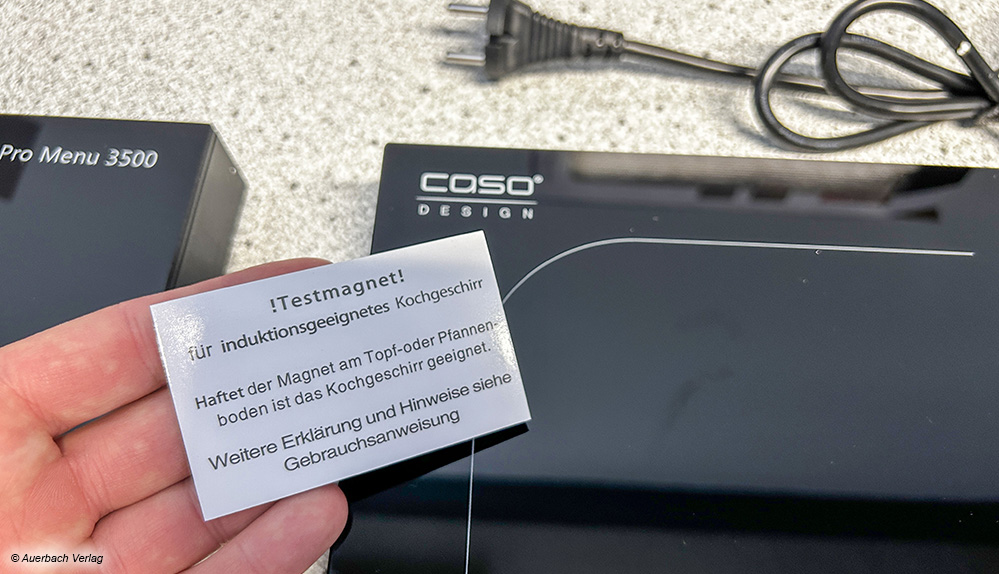 Testmagnet: Bei allen Modellen von Caso liegt ein praktischer Testmagnet bei, mit dem Kochgeschirr auf Induktionstauglichkeit geprüft 