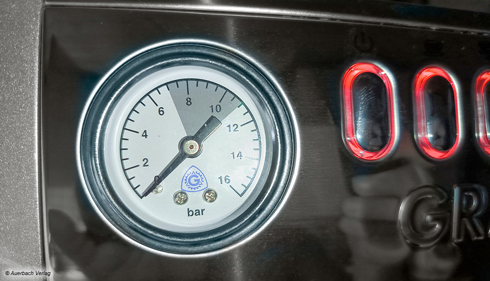 Bei hochwertigen Maschinen kann man am Manometer überprüfen, ob der Druck beim Zubereiten von Espresso im optimalen Bereich liegt 
