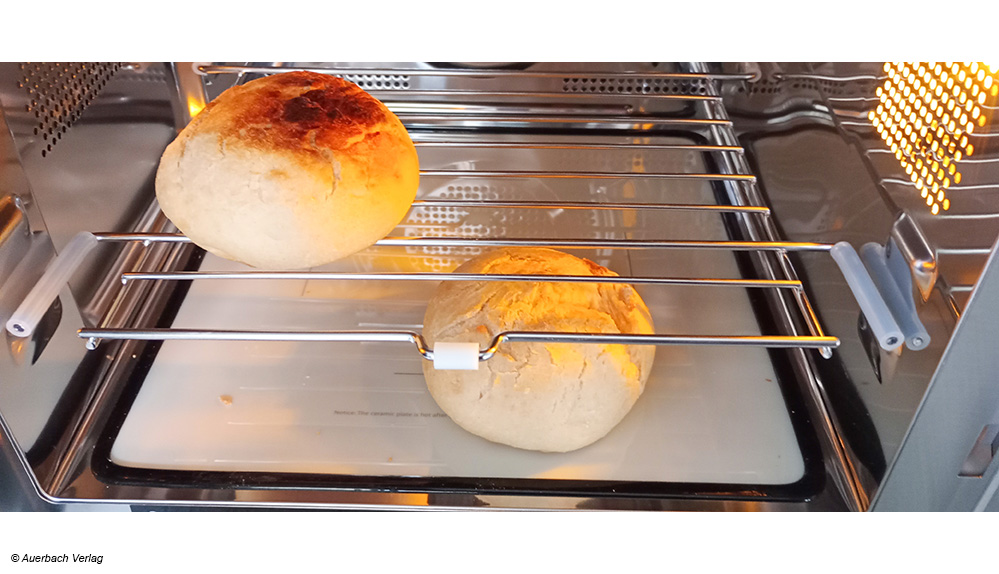 Hier ist zu sehen, warum: Oben ist das Brötchen schon angebrannt, unten noch ganz weich