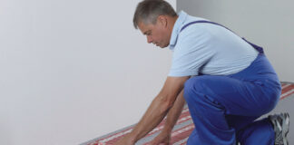 Handwerker installiert Fußbodenheizung von AEG
