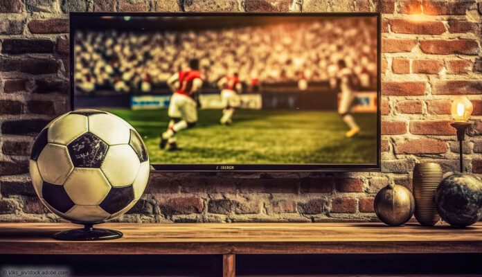 Fernseher Fussball Wohnzimmer