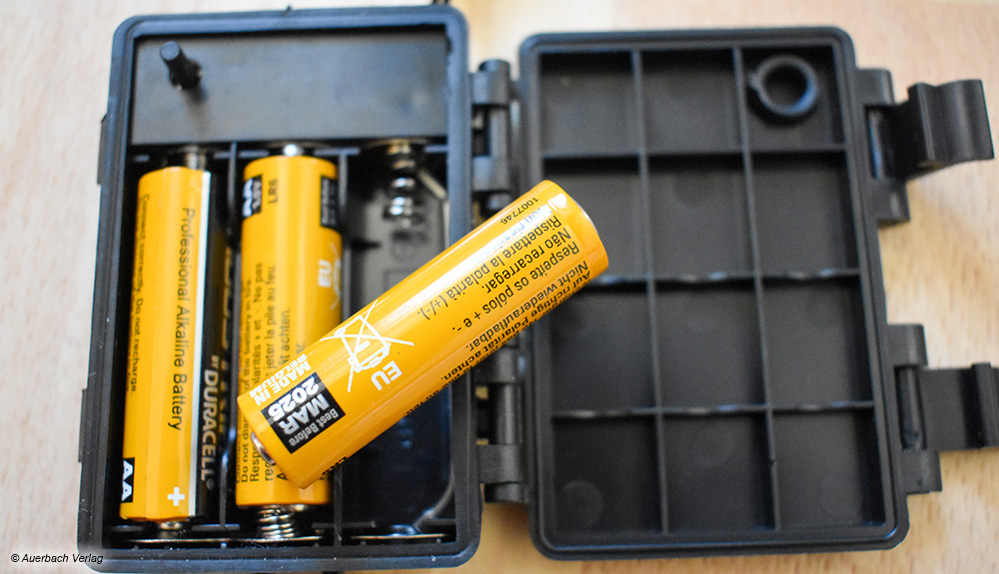 In den Batteriekasten für den Timer werden drei AA-Batterien eingelegt. Diese sind im Lieferumfang allerdings nicht enthalten