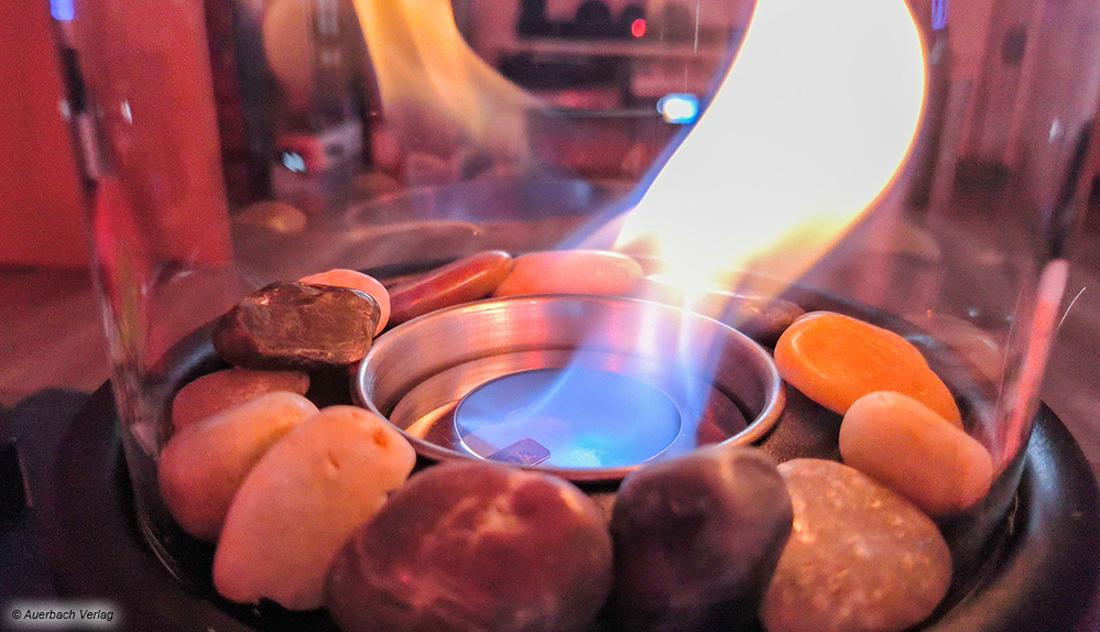 Der Flamme im Tisch- oder Standkamin zuzuschauen hat schon etwas Faszinierendes. Die Steine ringsherum verstärken den Effekt
