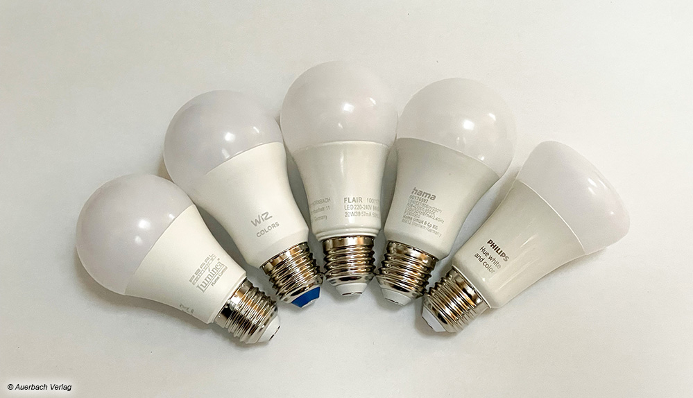 Die weißen LED-Leuchtmittel ähneln in der Form einer Glühbirne, lediglich die Philips Hue hat eine Sonderform 
