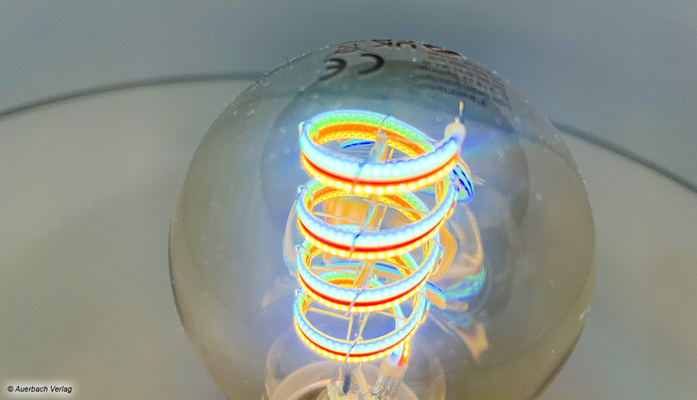 Das Filament der goldfarbenen Glas-Leuchtmittel der Paulmann-LED-Lampen ähnelt einem Glühfaden, der jedoch die Farben wechseln kann