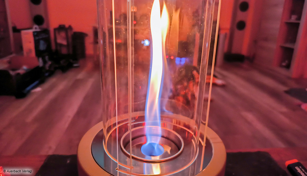 Der Tischkamin Curl von Firell fasziniert dank ausgeklügelter Luftzirkulation mit einer interessanten und in sich verdrehten Flamme