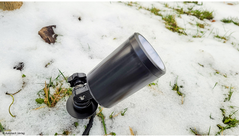 Dank der Witterungsbeständigkeit kann die Hama-Gartenleuchte ganzjährig im Garten verweilen und erzeugt auch im Winter warme Stimmung 
