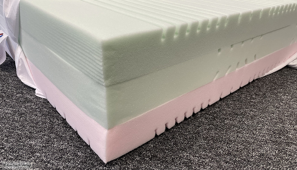 In der Mitte des Kaltschaumkerns der Matratze befindet sich eine feste Stützschicht. Die oben zu sehende grüne Schicht ist fester als die unten liegende rosa farbene Schicht. Der Nutzer kann die Matratze nach Belieben drehen und wenden