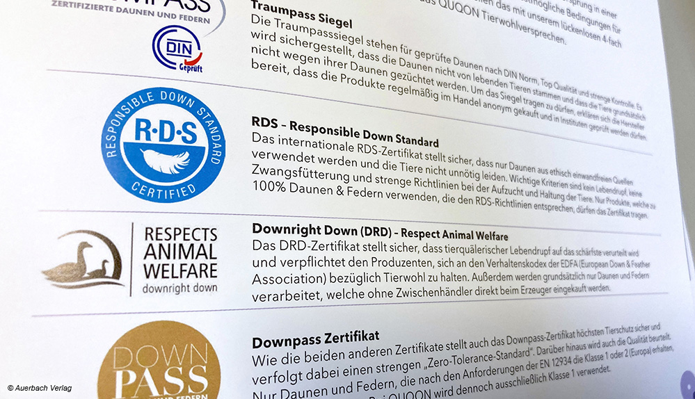 Gleich vier Siegel belegen bei den Daunenprodukten von Quqon, dass kein Lebendrupf stattfindet und das Tierwohl gewahrt wird
