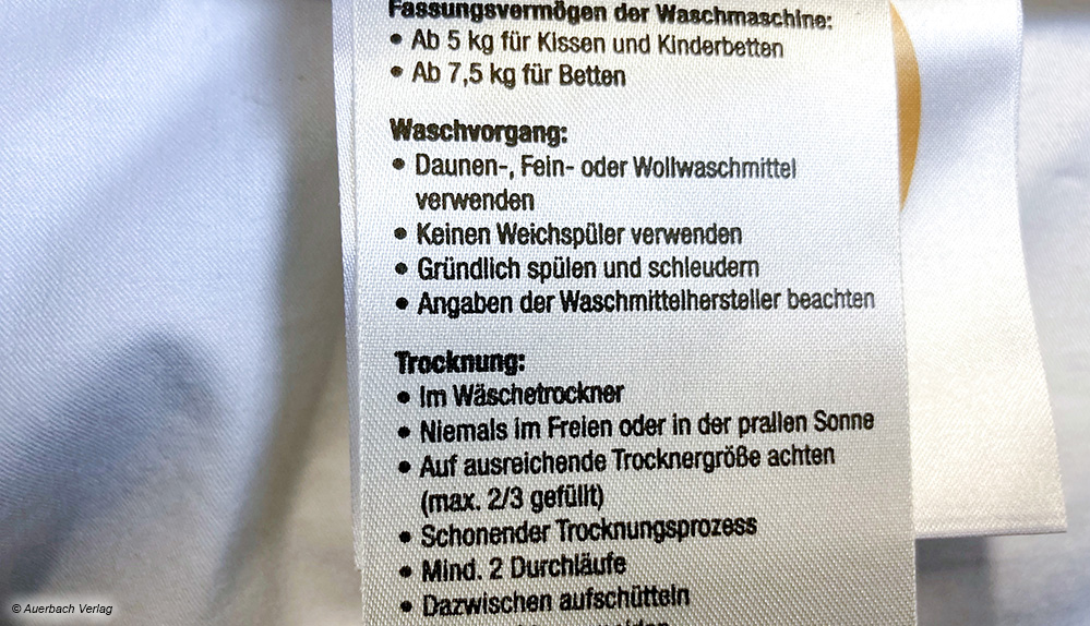 Ausführliche Pflegehinweise auf dem Etikett, wie hier beim Modell von Vitasan, geben wichtige Tipps zur richtigen Reinigung 
