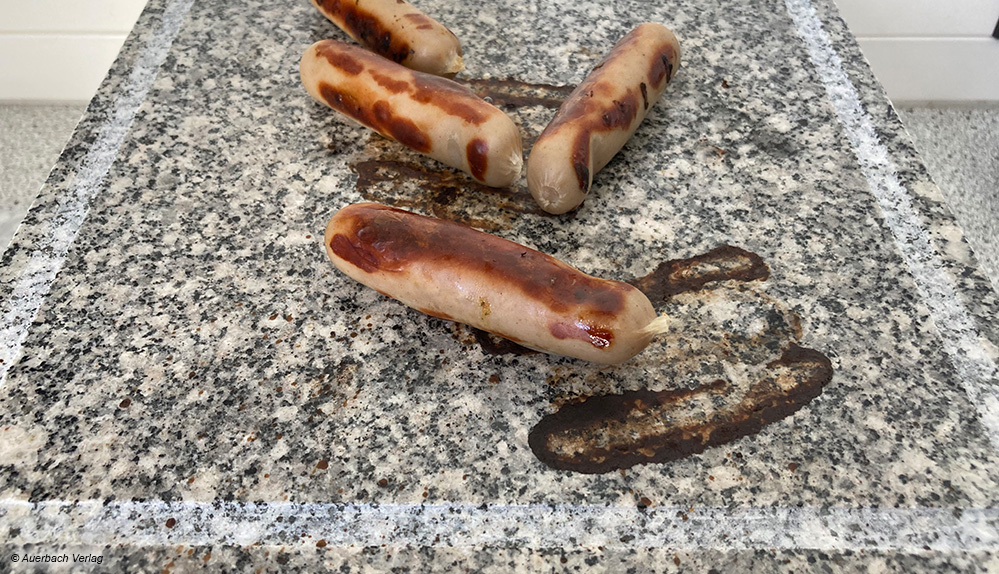 Grillen auf Naturstein – das ist bei den Raclettes von Steba möglich. Allerdings erfordert das Material auch mehr Pflege