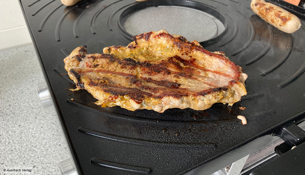 Bei einer Temperatur von 280 Grad Celsius wird das Steak beim Modell von Gastroback schnell angegrillt, wie die Musterung verrät 
