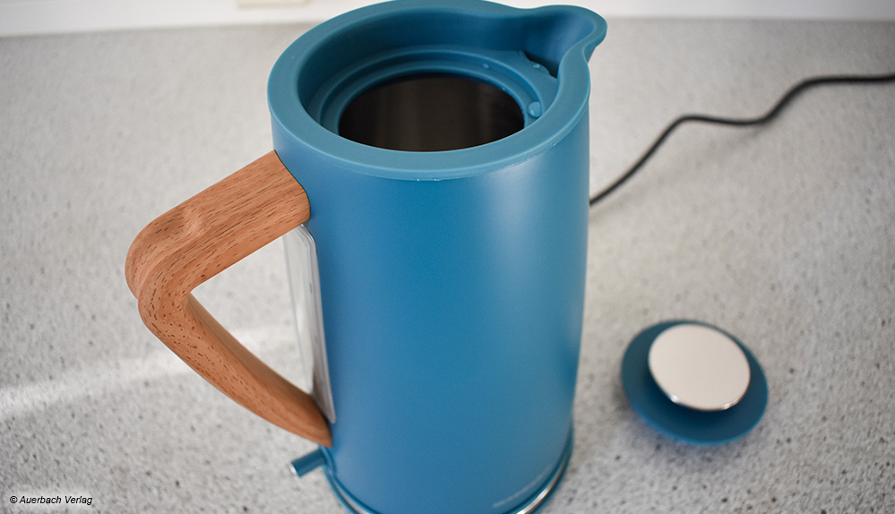 So unterschiedlich sind die Designs der Wasserkocher: Schneider gestaltet seinen 1,7-l-Kocher petrolblau und mit Holzimitat 
