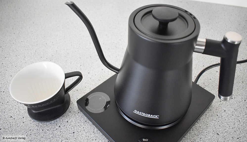 Gastrobacks Design-Wasserkocher liefert für Tee- und Kaffeefreunde einen Porzellanfilter mit 
