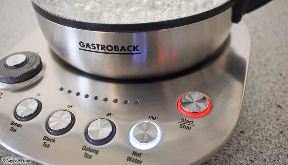Eine Taste fürs Wasserkochen leuchtet ebenso wie die Betriebskontrolle