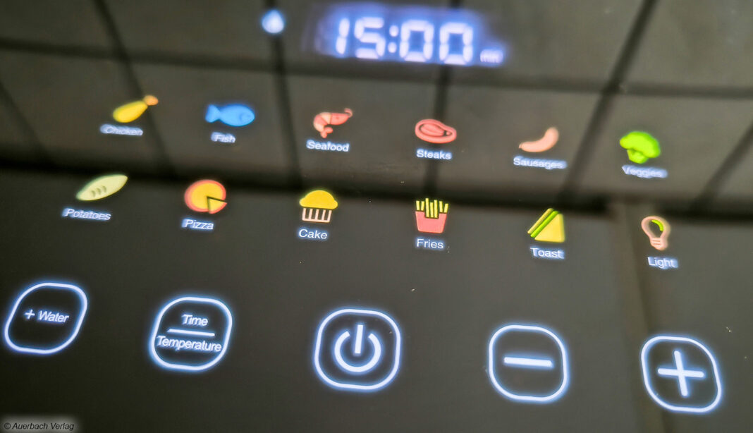 Das Touchbedienfeld des Panasonic Air Fryer macht einen exklusiven Eindruck. Besonders die farbigen Tasten mit den verschiedenen Speisen sehen schick aus