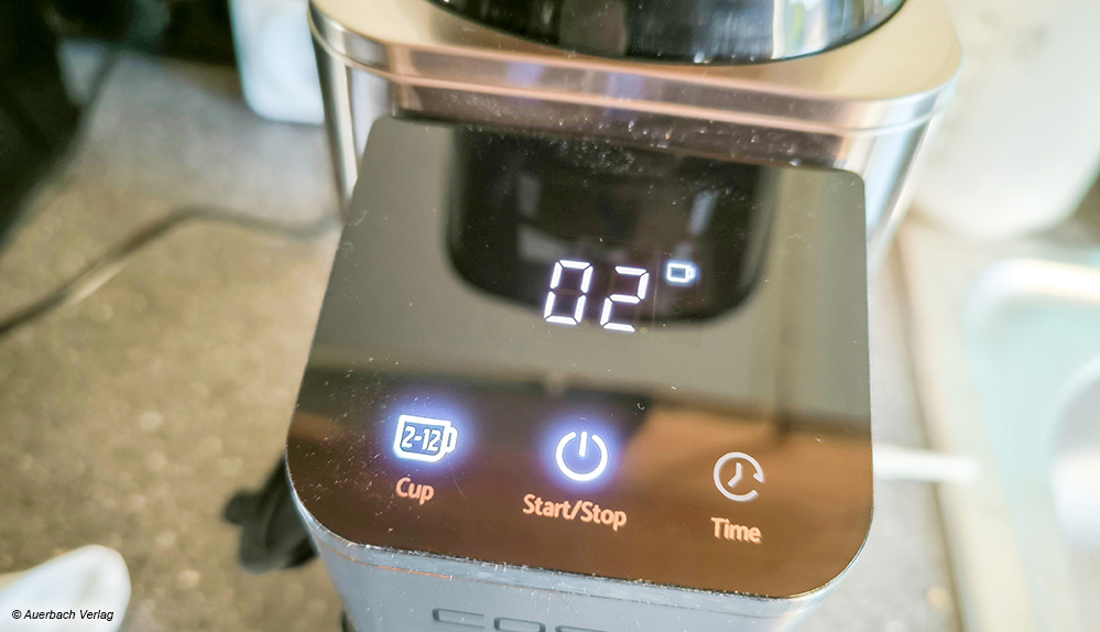 Einige der elek­trischen Kaffeemühlen erlauben die Auswahl der gewünschten Menge über Tassenanzahl (links: Cup) oder einen Timer (rechts: Time) 
