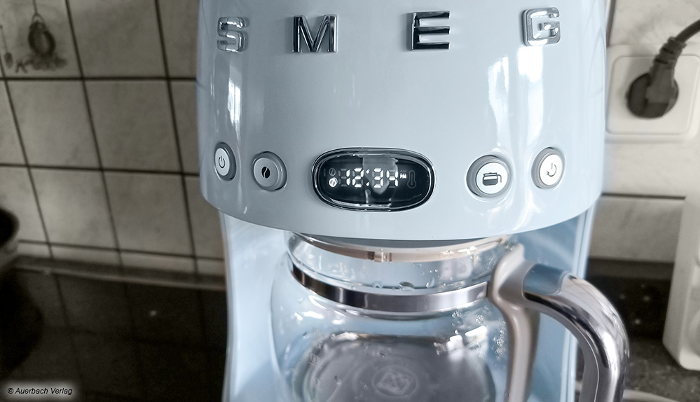 Die Kaffeemaschine von Smeg besticht mit einem sehr interessantem Design und erinnert an ein atombetriebenes Gerät aus den 1960ern