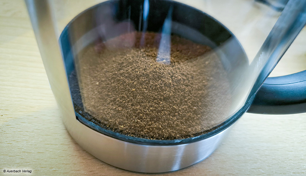 Kaffeepulver am Boden des French-Press-Bereites aus Metall und Kunststoff. Dank des Materials kann man dem Kaffee hier beim Brühen „zuschauen“