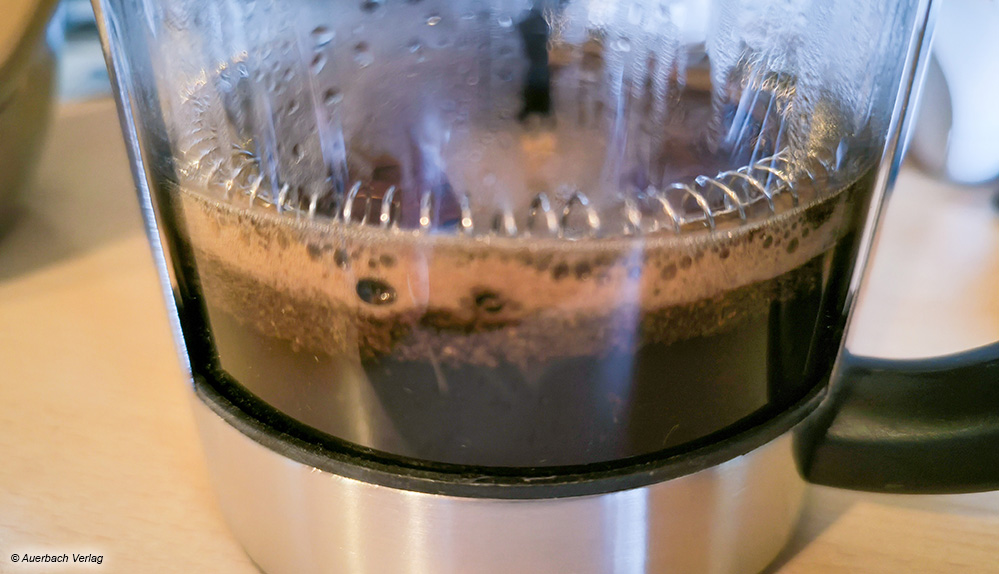 Der Stempel drückt das Kaffeepulver auf den Boden und setzt es dort fest. Deshalb kann man bei French Press den Kaffee ohne Kaffeesatz im Mund genießen 
