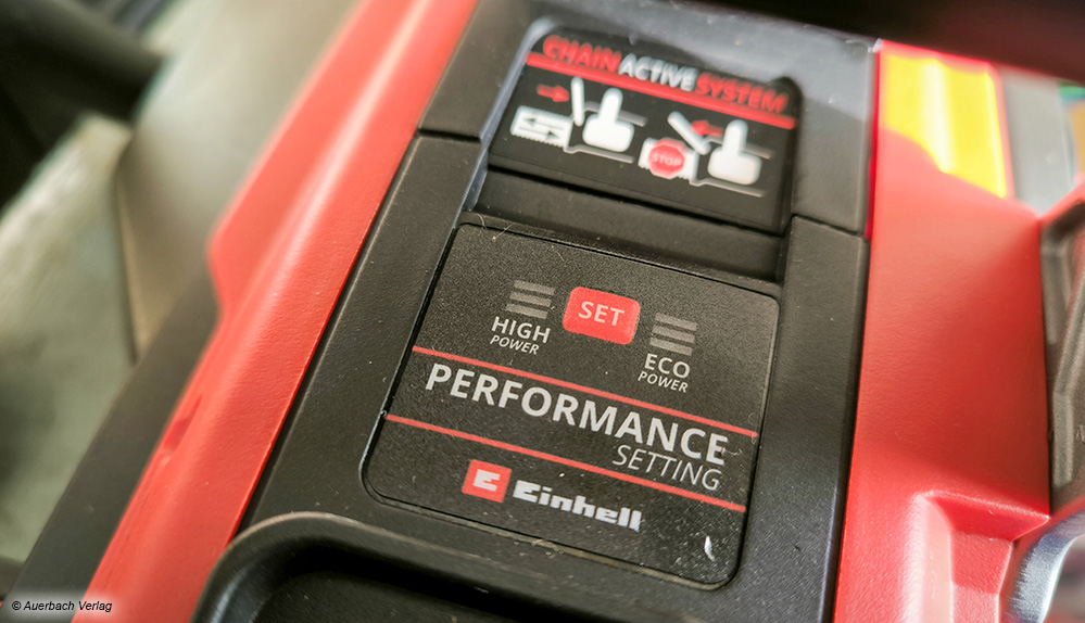 Eine echte Besonderheit ist der zuschaltbare Eco-Modus bei der Kettensäge von Einhell. Der Hersteller nennt das System „Performance Setting“ 
