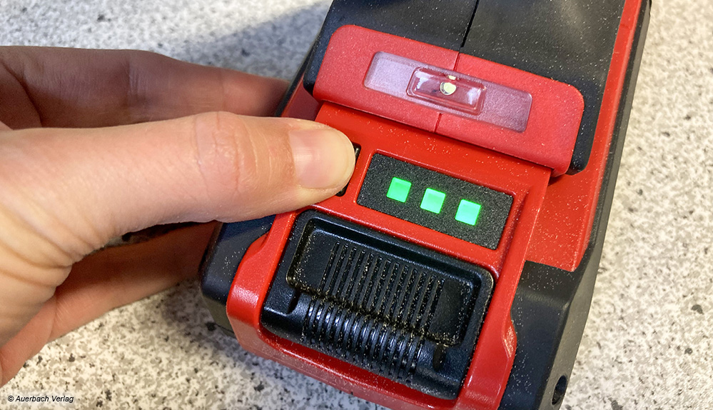 Eine Ladestandsanzeige am Gerät, wie hier beim Modell von Einhell, verrät auf Knopfdruck, ob der Schrauber einsatzbereit ist