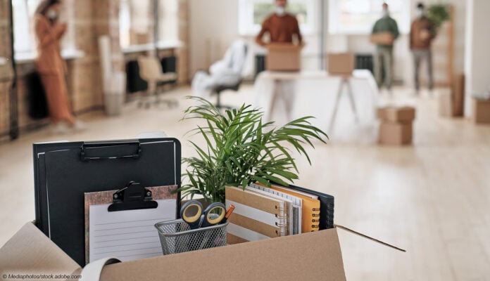 Umziehen Karton Umzug Umzungskarton in einem Büro
