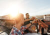 Party und Feier auf einem Balkon