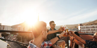 Party und Feier auf einem Balkon