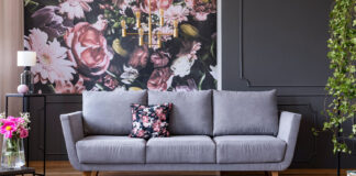 Wohnzimmer Couch mit Wandbild
