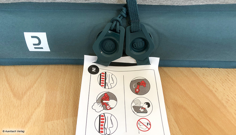 Damit sich eine Matte selbst aufbläst, werden spezielle Ventile verwendet. Bei Quechua sind diese mit „IN“ und „OUT“ beschriftet