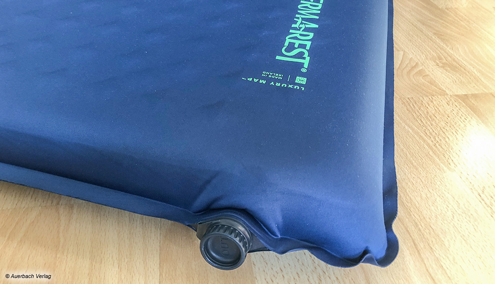 Die Isomatte von Therm-a-Rest zählt zu den kompaktesten im Vergleichstest. Auch hier gibt es besondere Ventile