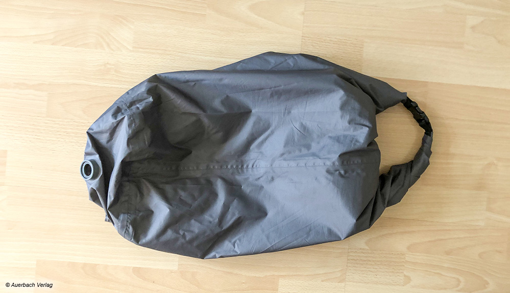 Wer die Campingmatte von Coleman mit mehr Luft füllen möchte, kann den Packsack zu einer Pumpe umfunktionieren