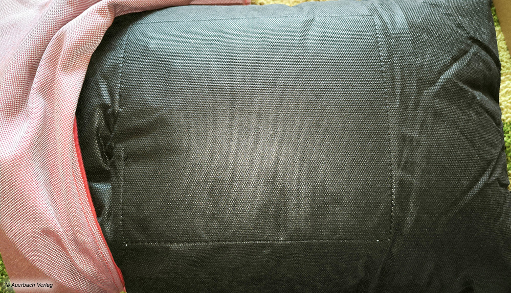 Das Kissen von Heatme ist deutlich größer als die eigentliche Heizfläche. Man kann dies gut an den mittigen Nähten für das Heizpad sehen
