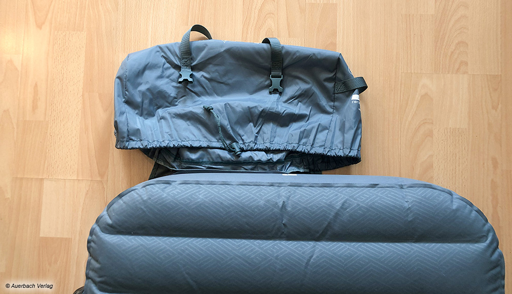Nie wieder die Verpackung suchen: Bei Quechua ist die Transporttasche an der Luftmatratze festgenäht
