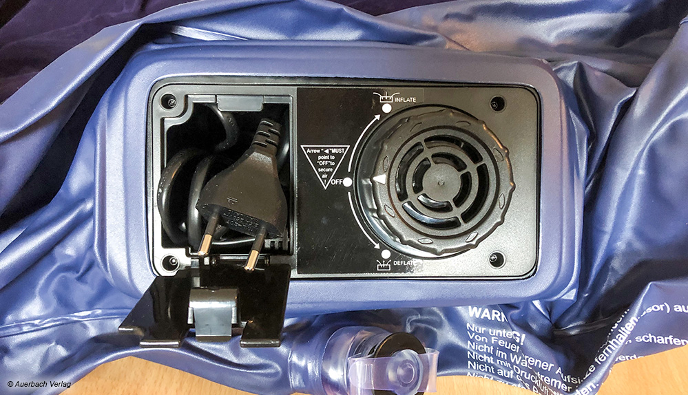 Bei Semptec versteckt sich die elektrische Pumpe samt Kabel und Stecker direkt im Luftbett