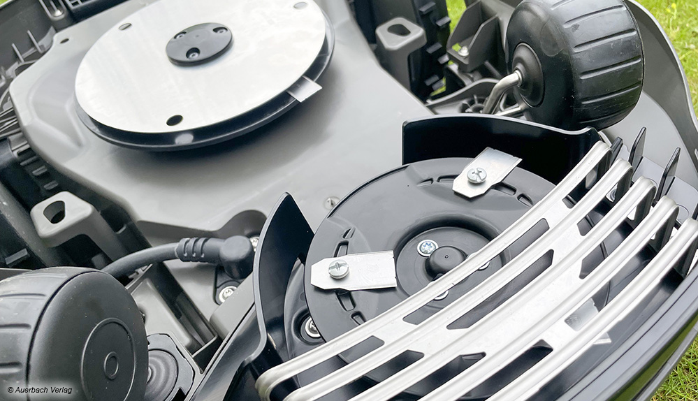 Die zweite Messerscheibe beim Husqvarna AM410XE Nera ist extra geschützt und entfaltet am Rand ihre Stärken 

