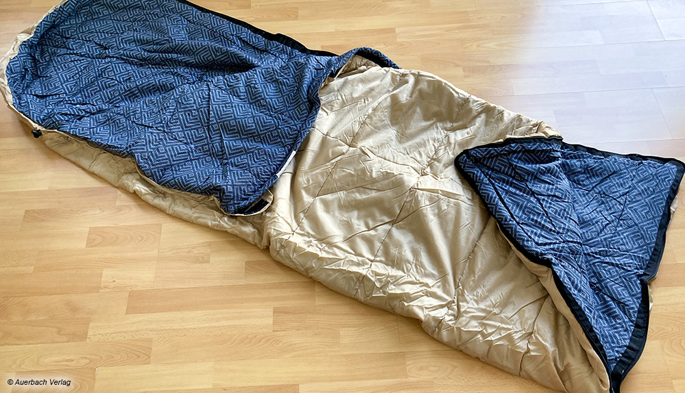 Der Schlafsack von Skandika lässt sich von oben und unten oder komplett öffnen und ist auch mit einem weiteren koppelbar