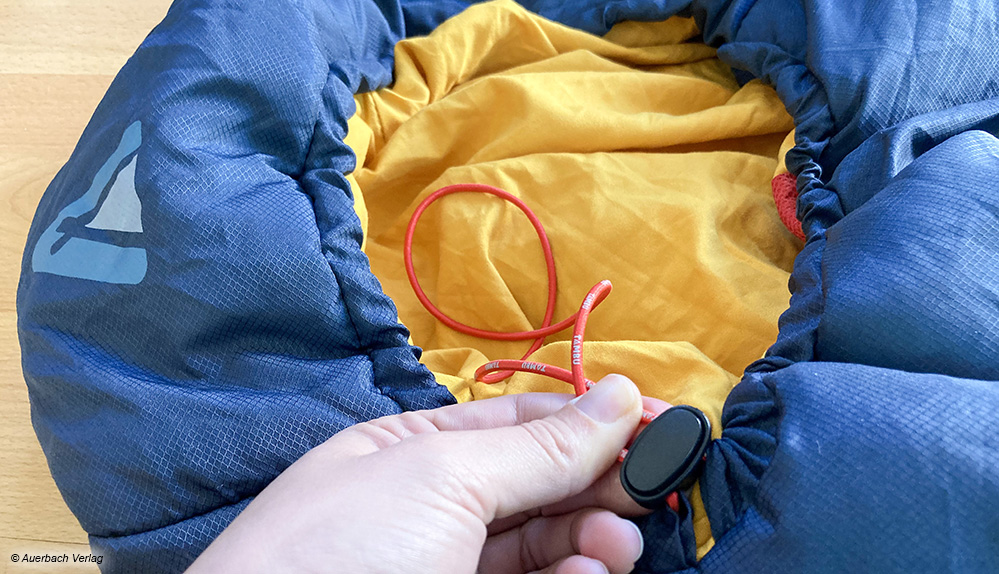 Viele Modelle, wie der Schlafsack von Tambu, verfügen über einen Kordelzug am Kopfteil, damit keine Wärme entweichen kann