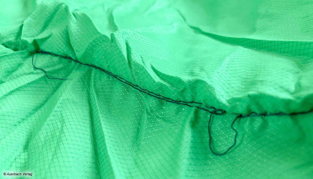 Lose Fäden und unsaubere Nähte deuten beim Schlafsack von Semptec auf minderwertige Verarbeitung und mangelnde Qualität hin