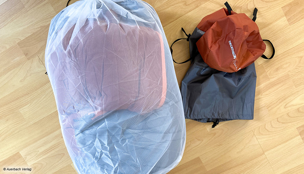 Der Forclaz lässt sich für den Transport in der Kompressionshülle verstauen, für die Lagerung im luftigen Aufbewahrungsnetz