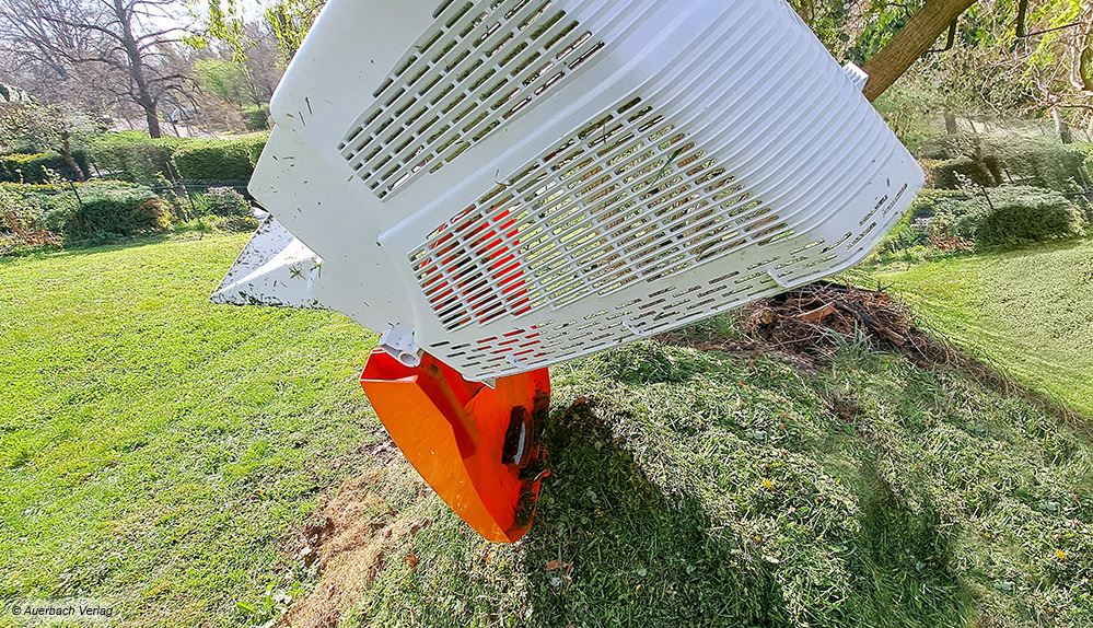 Der Grasfangbehälter des Stihl-Mähers überzeugt am deutlichsten im Test, durch die Möglichkeit, ihn zu öffnen, wird der Grasschnitt schnell entleert
