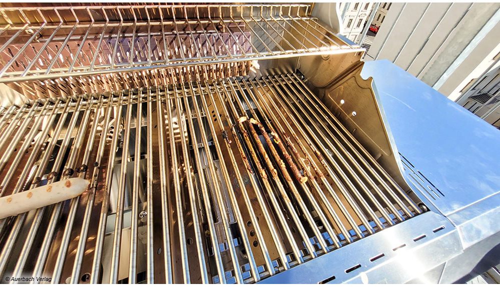 Bei der Reinigung erweist sich der Edelstahl-Grillrost des Grillfürst als schwieriger zu säubern als vergleichbare Gussplatten der anderen Kandidaten